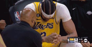 nba投注nba竞猜-浓眉吃铁肘坐上轮椅 并无脑震荡 湖人躲过一劫